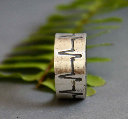 Latido del corazón, anillo línea de vida en plata