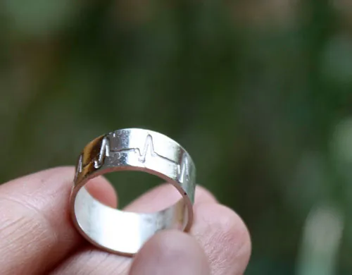 Latido del corazón, anillo línea de vida en plata