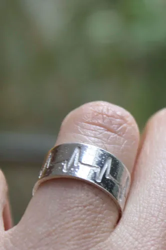 Latido del corazón, anillo línea de vida en plata