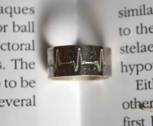 Latido del corazón, anillo línea de vida en plata