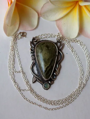 Laurelin, collar botánico élfico en plata, jaspe verde y calcedonia