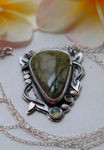 Laurelin, collar botánico élfico en plata, jaspe verde y calcedonia