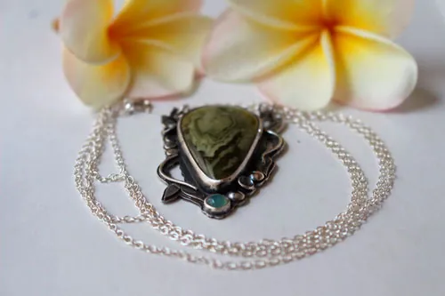 Laurelin, collar botánico élfico en plata, jaspe verde y calcedonia