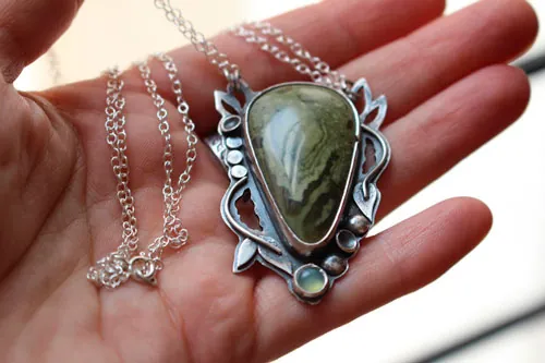 Laurelin, collar botánico élfico en plata, jaspe verde y calcedonia
