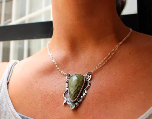 Laurelin, collar botánico élfico en plata, jaspe verde y calcedonia