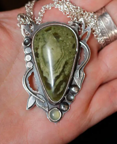 Laurelin, collar botánico élfico en plata, jaspe verde y calcedonia