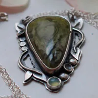 Laurelin, collar botánico élfico en plata, jaspe verde y calcedonia