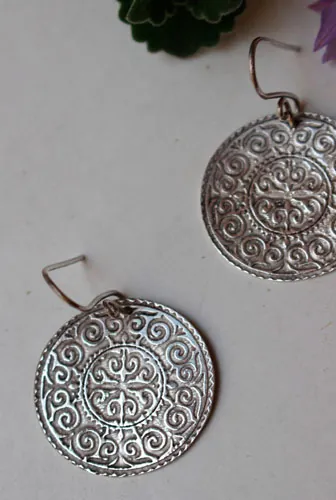 Leoda, aretes de escudo vikingo en plata