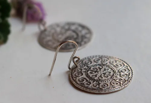 Leoda, aretes de escudo vikingo en plata