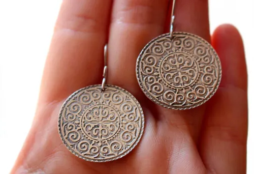 Leoda, aretes de escudo vikingo en plata