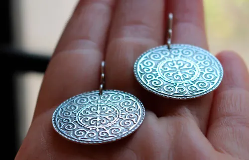 Leoda, aretes de escudo vikingo en plata