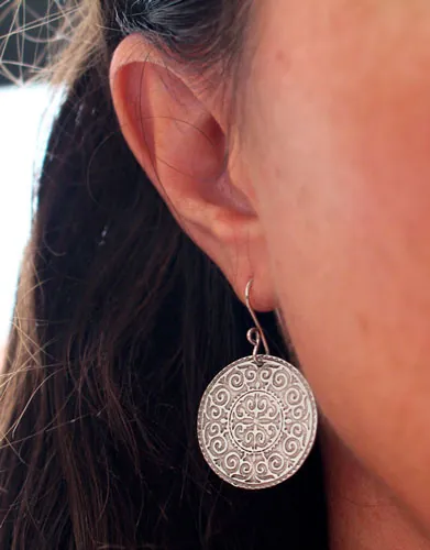 Leoda, aretes de escudo vikingo en plata