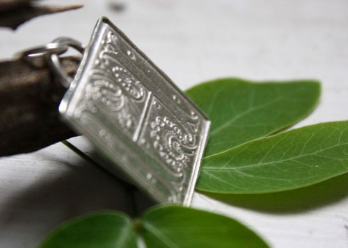 Letra capitular, dije inicial con iluminación medieval en plata