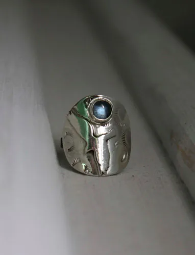 Libre, anillo águila en plata y zircón azul