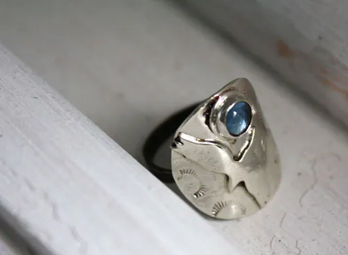 Libre, anillo águila en plata y zircón azul