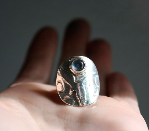 Libre, anillo águila en plata y zircón azul