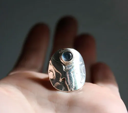 Libre, anillo águila en plata y zircón azul