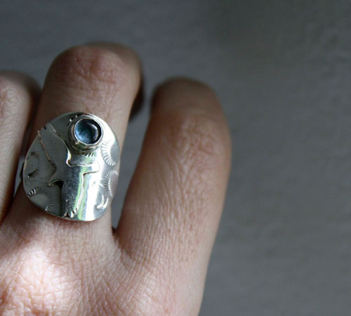 Libre, anillo águila en plata y zircón azul