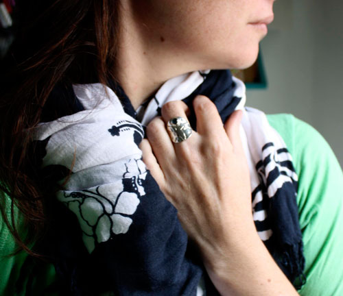 Libre, anillo águila en plata y zircón azul