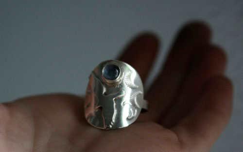 Libre, anillo águila en plata y zircón azul