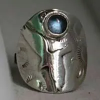 Libre, anillo águila en plata y zircón azul
