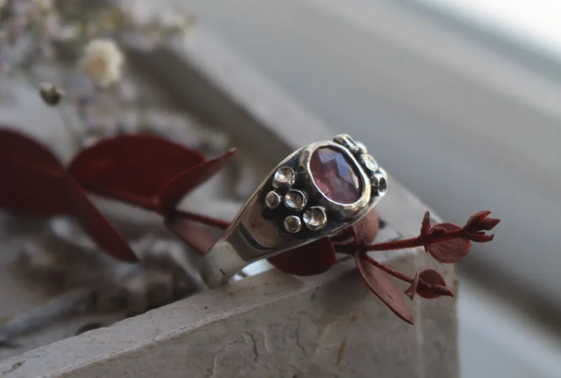 Lichen, anillo simbiosis botánica en plata y zafiro rosa