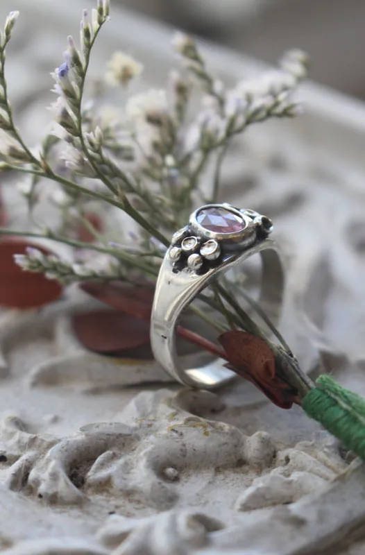 Lichen, anillo simbiosis botánica en plata y zafiro rosa