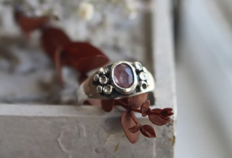 Lichen, anillo simbiosis botánica en plata y zafiro rosa