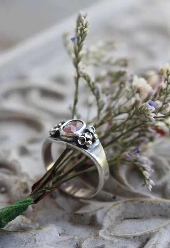 Lichen, anillo simbiosis botánica en plata y zafiro rosa