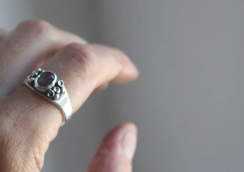 Lichen, anillo simbiosis botánica en plata y zafiro rosa