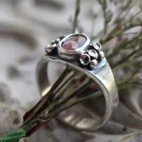 Lichen, anillo simbiosis botánica en plata y zafiro rosa