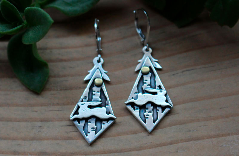 Liebre del bosque, aretes de conejo en el bosque en plata y latón