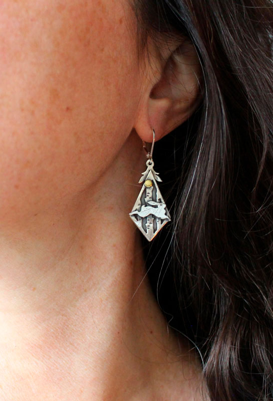 Liebre del bosque, aretes de conejo en el bosque en plata y latón