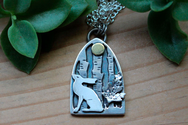 Liebre del sotobosque, collar bosque bajo la luna en plata y latón