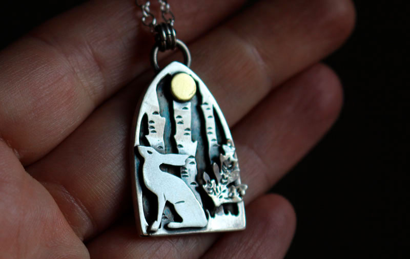 Liebre del sotobosque, collar bosque bajo la luna en plata y latón