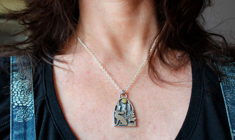 Liebre del sotobosque, collar bosque bajo la luna en plata y latón