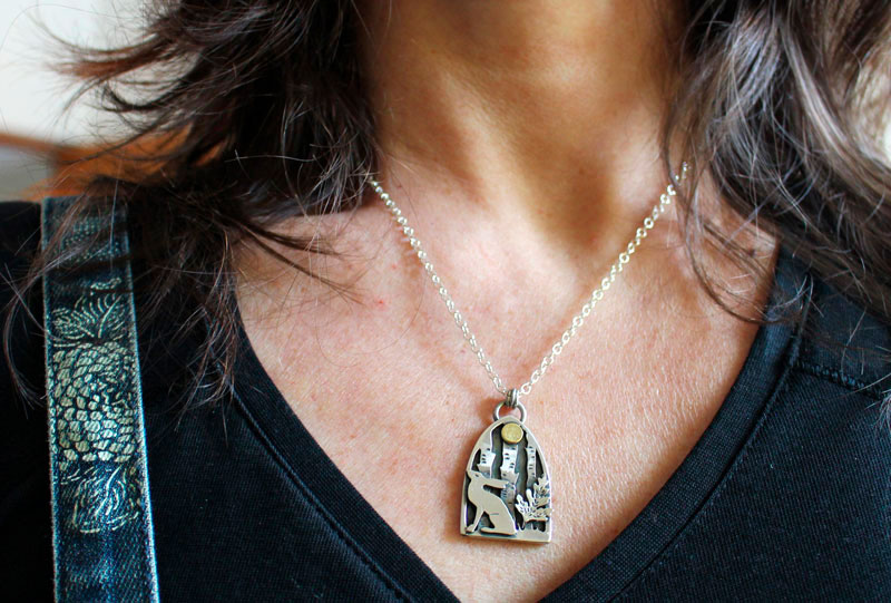 Liebre del sotobosque, collar bosque bajo la luna en plata y latón