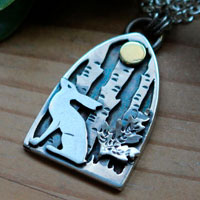 Liebre del sotobosque, collar bosque bajo la luna en plata y latón