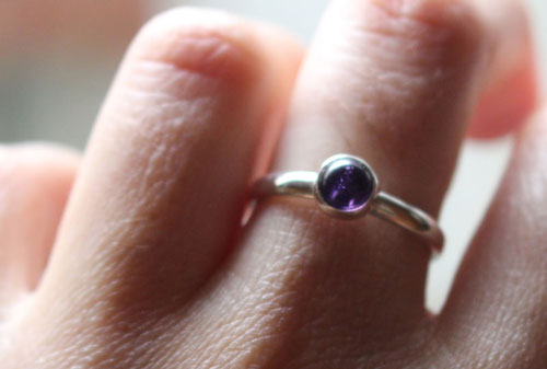 Lila, anillo flor violeta en plata y amatista