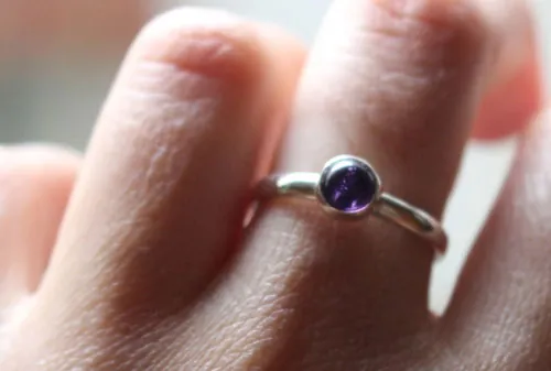 Lila, anillo flor violeta en plata y amatista