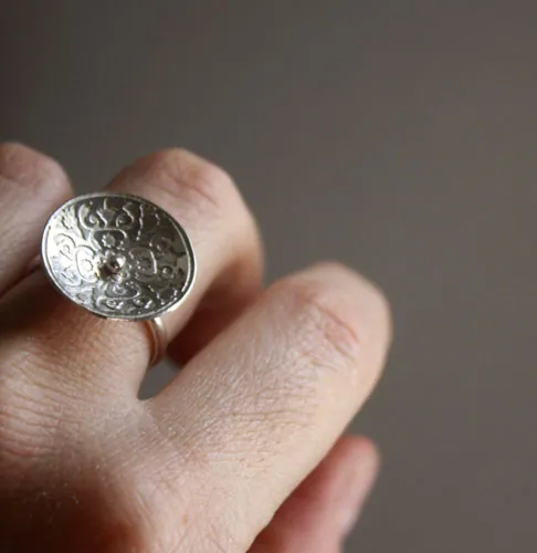 Lírico, anillo flor medieval en plata