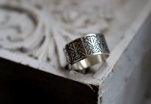Lirio de Mucha, anillo flor del Art Nouveau en plata
