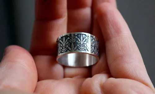 Lirio de Mucha, anillo flor del Art Nouveau en plata