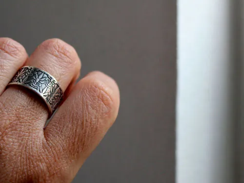 Lirio de Mucha, anillo flor del Art Nouveau en plata