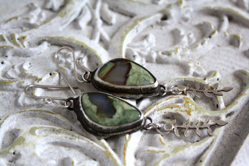 Lluvia del sotobosque, aretes helecho en plata y jaspe selva tropical