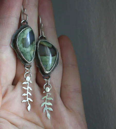Lluvia del sotobosque, aretes helecho en plata y jaspe selva tropical