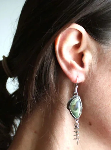 Lluvia del sotobosque, aretes helecho en plata y jaspe selva tropical