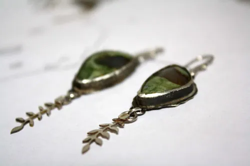 Lluvia del sotobosque, aretes helecho en plata y jaspe selva tropical