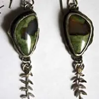 Lluvia del sotobosque, aretes helecho en plata y jaspe selva tropical
