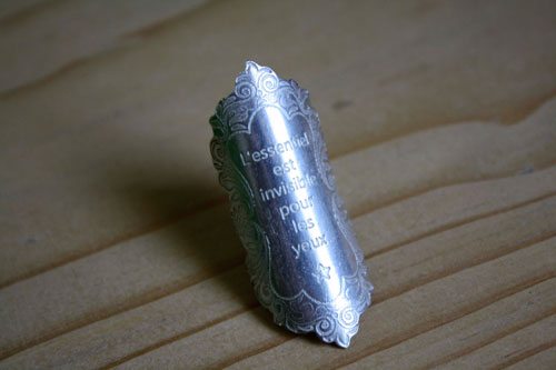 Lo esencial, anillo cita de El Principito de Saint-Exupéry en plata